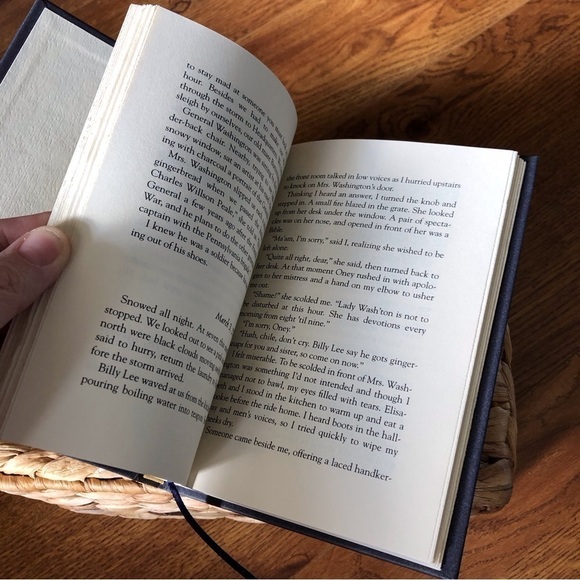 Dear America: The Winter of Red Snow: The Revolutionary War Diary of Abigail J. - Picture 5 of 7